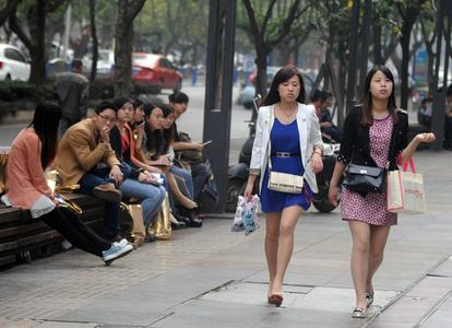 黄奕看望英国留学女儿，黄芊玲抱着妈妈眼含泪光